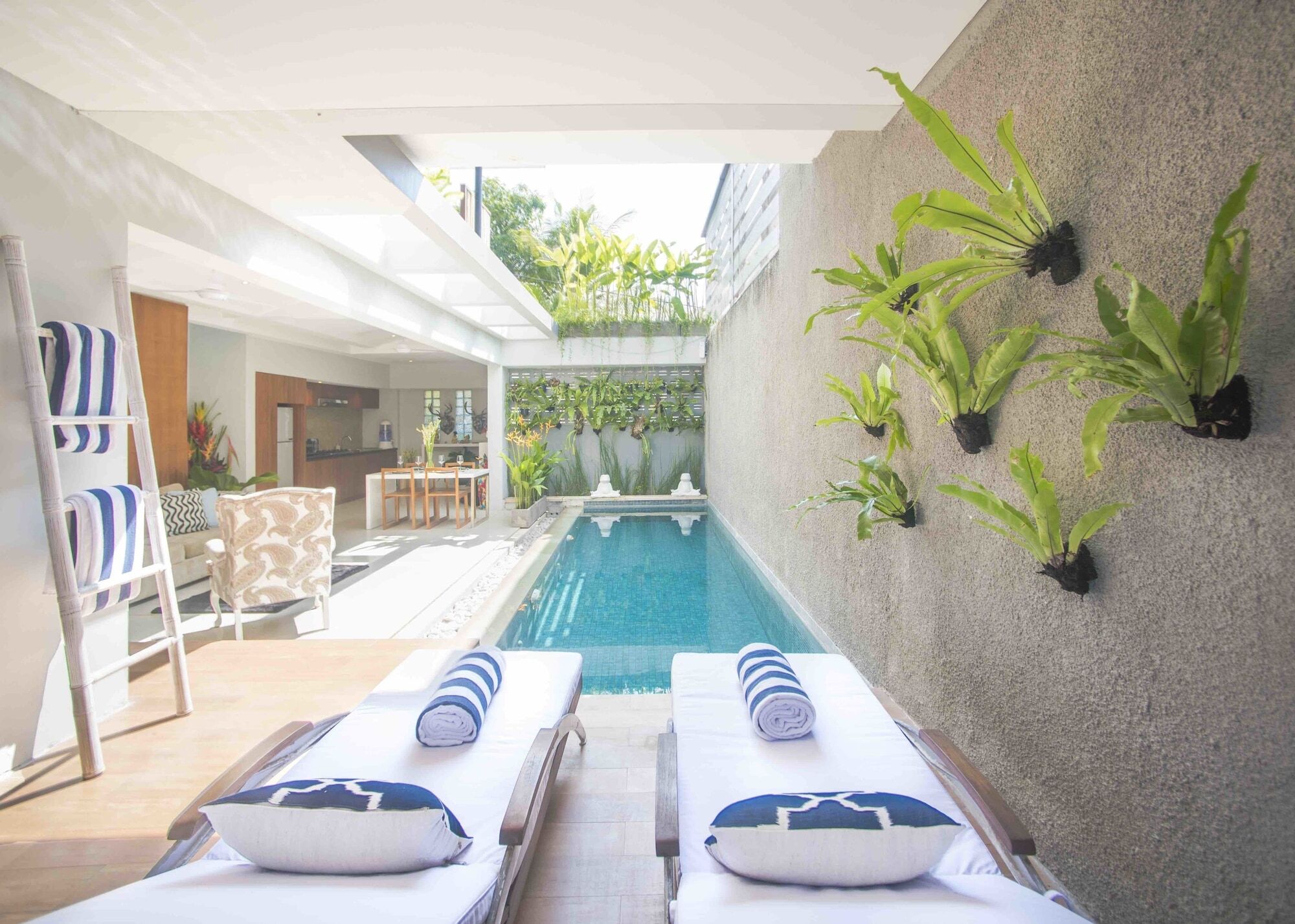 Banggai * Seminyak (Bali)